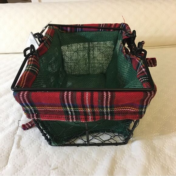 Christmas NWT  Green & Red Basket - Picture 5 of 7